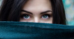 Read more about the article Social Anxiety and Eye Contact: Strategies for Easier Conversations